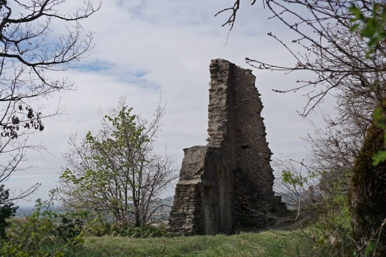 Château du Cuchet: A Medieval Hilltop Fortified Castle in France