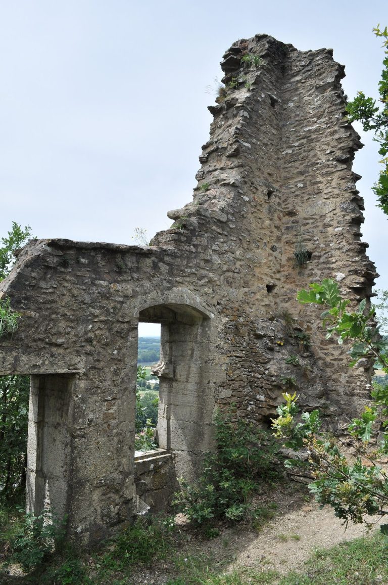 Château du Cuchet: A Medieval Hilltop Fortified Castle in France