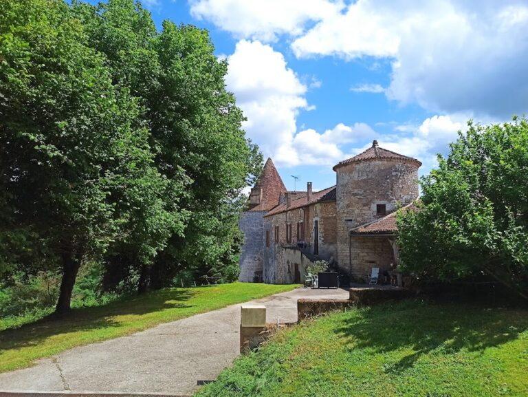 Château Saint-Germain: A Valley Fortification in France