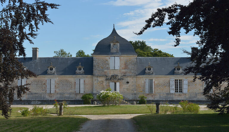Château de la Morinerie: A Historic Residence in Écurat, France