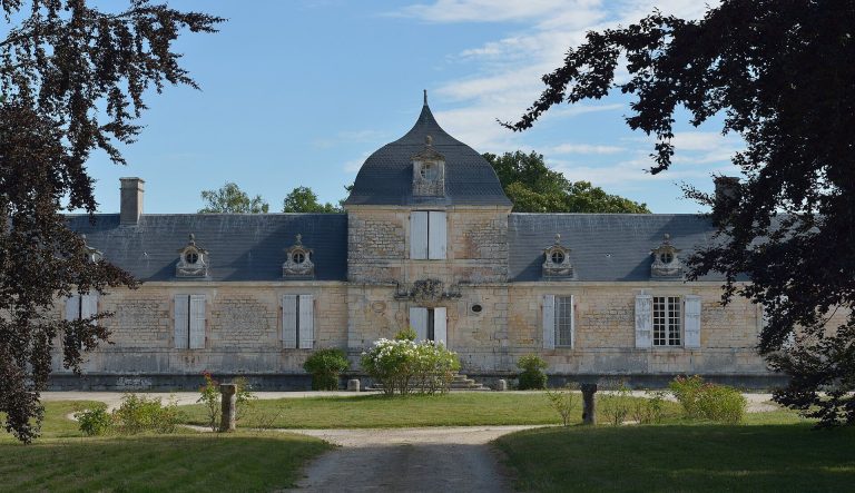 Château de la Morinerie: A Historic Residence in Écurat, France