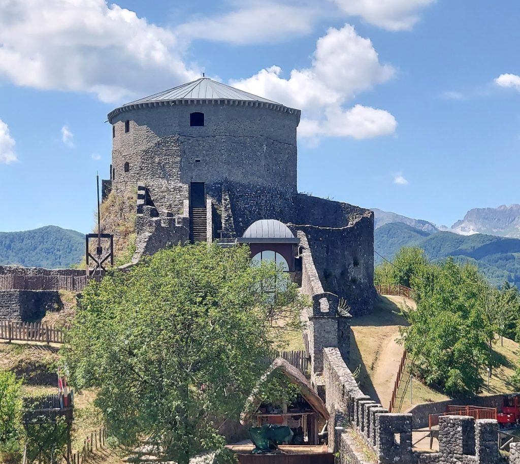 Fortezza della Verrucola: A Medieval Fortress and Feudal Stronghold in Italy 3 Fortezza della Verrucola