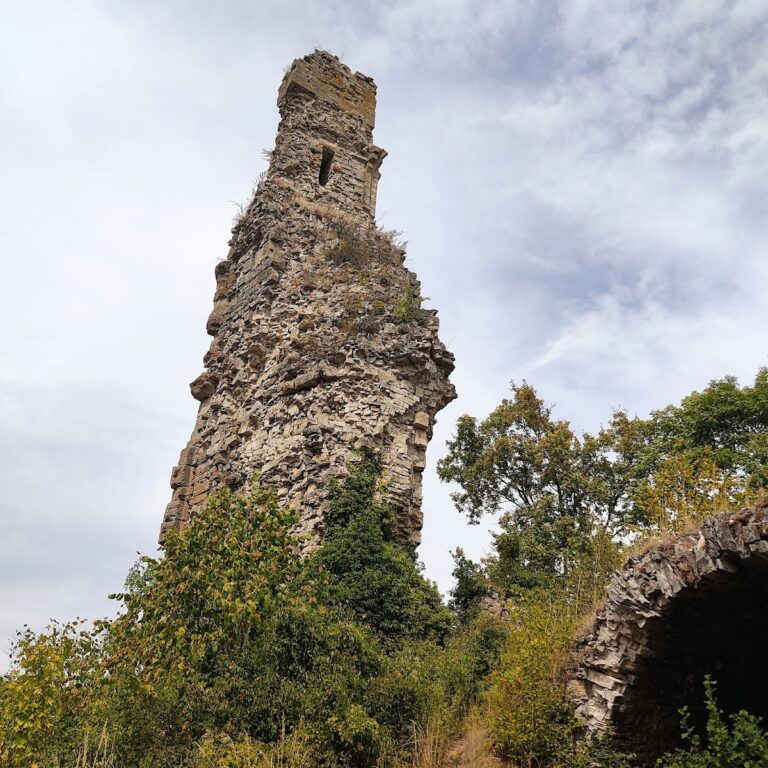Bainville-aux-Miroirs Castle: Medieval Fortress in France