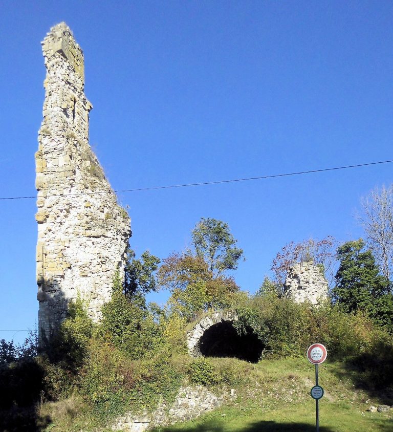 Bainville-aux-Miroirs Castle: Medieval Fortress in France
