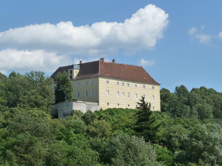 Schloss Ochsenburg: A Medieval Castle and Renaissance Palace in Austria
