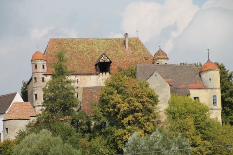 Burg Heimhof: A Medieval Residential Castle in Germany