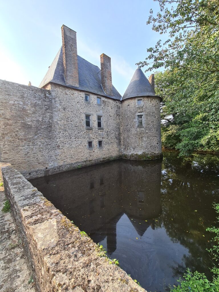 Château de la Guyonnière: A Fortified Historic Estate in France