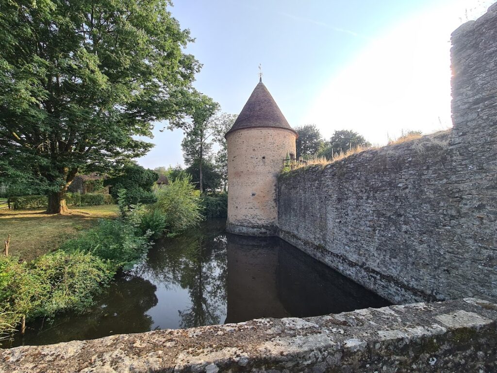 Château de la Guyonnière: A Fortified Historic Estate in France 2 Château de la Guyonnière