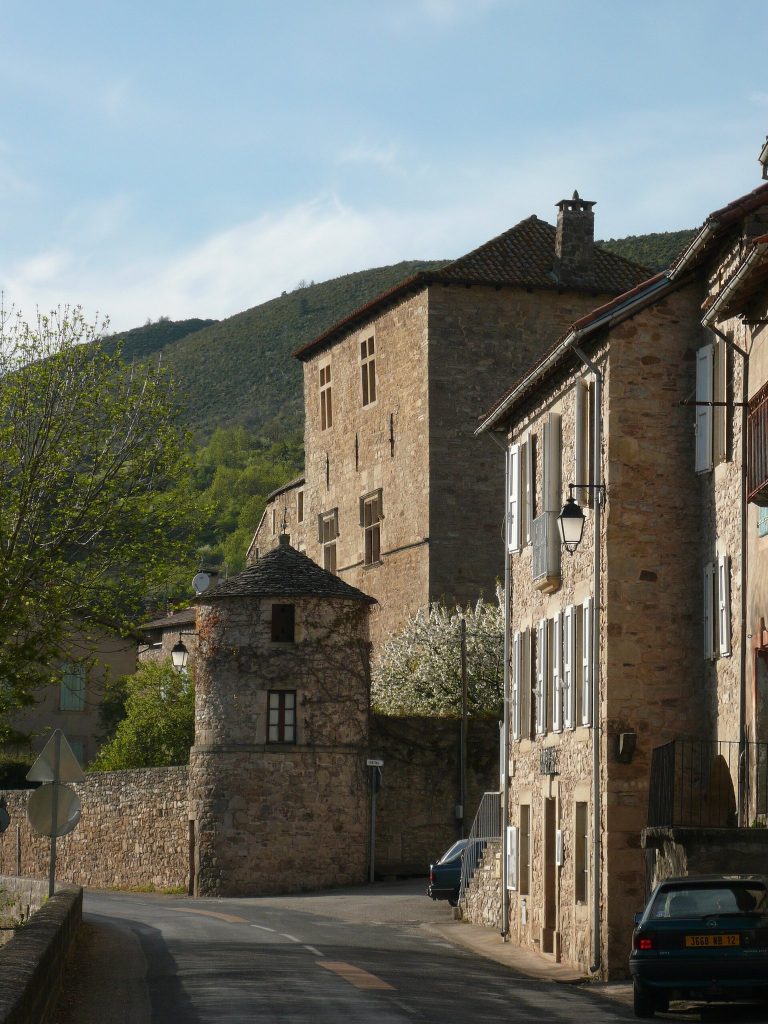 Château de Versols: A Medieval Fortified Residence in France