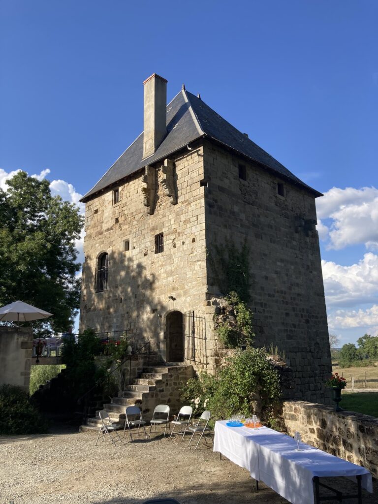 Château de Savigny-le-Vieux: A Fourteenth-Century Fortified Château in France 1 Château de Savigny-le-Vieux