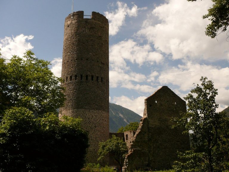 Fröhlichsburg: Medieval Aristocratic Castle Ruin in Italy