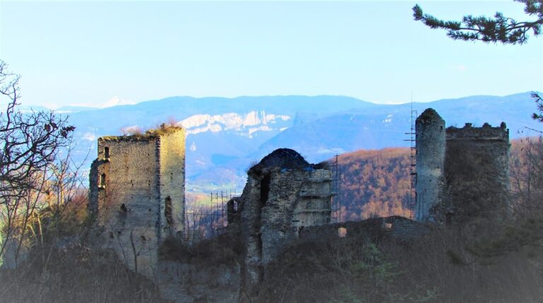 Château de Rochechinard: Medieval fortified château in Rochechinard, France