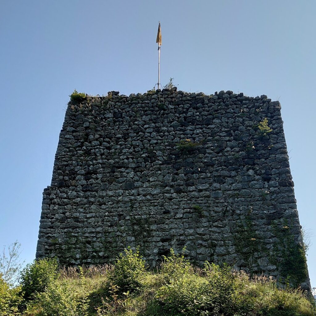 Vorburg: Medieval Castle Ruins in Switzerland 1 Vorburg, medieval castle ruins