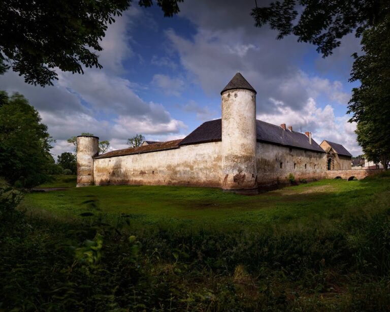 Weiße Burg Friesheim: A Former Knightly Seat and Water Castle in Germany
