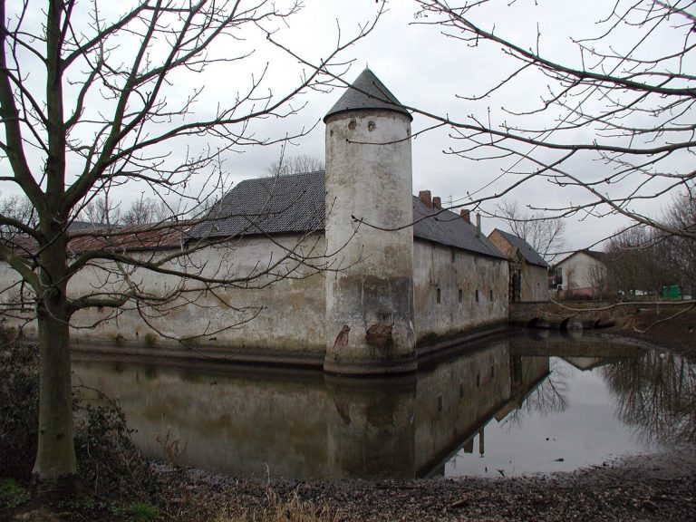 Weiße Burg Friesheim: A Former Knightly Seat and Water Castle in Germany
