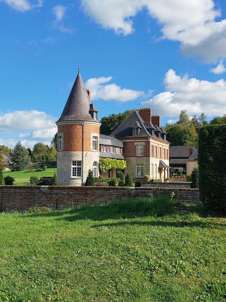 Château de Mesmont: A Fortified Estate in France