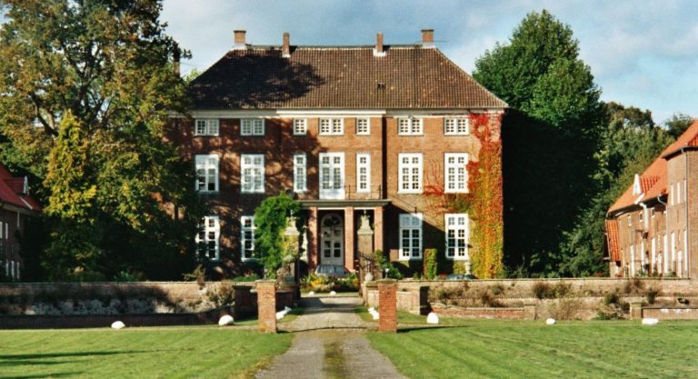 Gut Loxten: A Former Water Castle and Knightly Estate in Germany