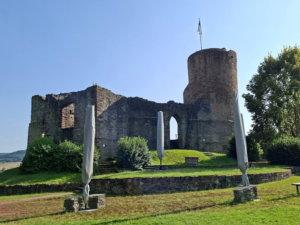 Burg Polle: A Hill Castle of the Counts of Everstein 1 Burg Polle
