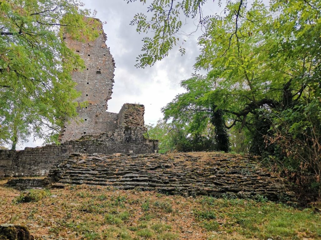 Montaigu Castle: A Medieval Fortress in France 1 Château de Montaigu (Saône-et-Loire)