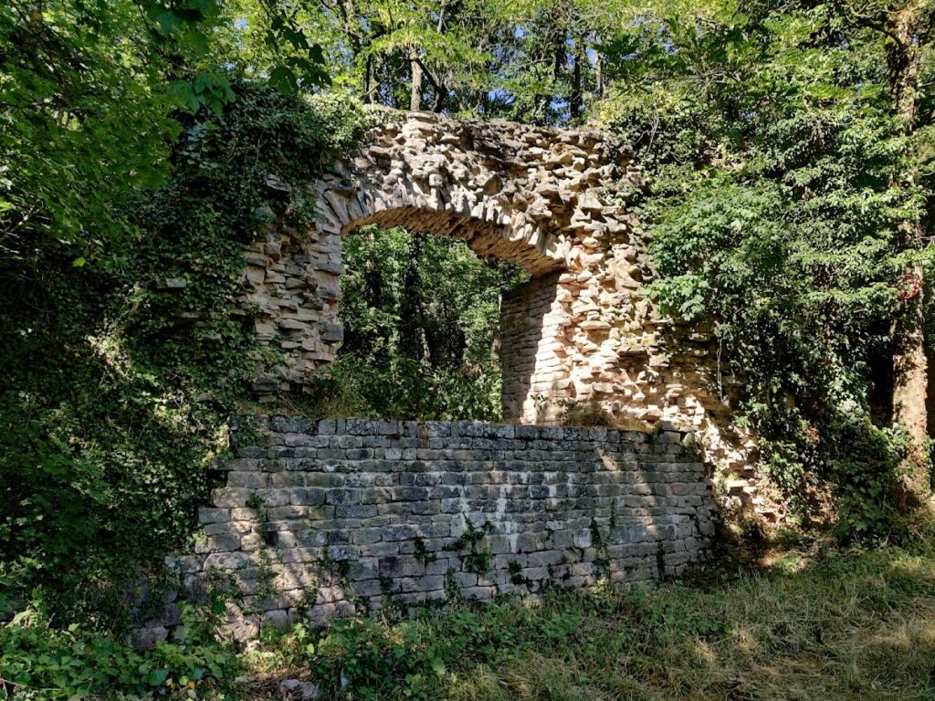 Montaigu Castle: A Medieval Fortress in France 2 Château de Montaigu (Saône-et-Loire)