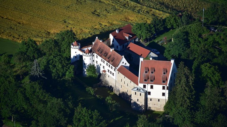 Burg Alerheim: A Medieval Castle and Palace Ruin in Germany