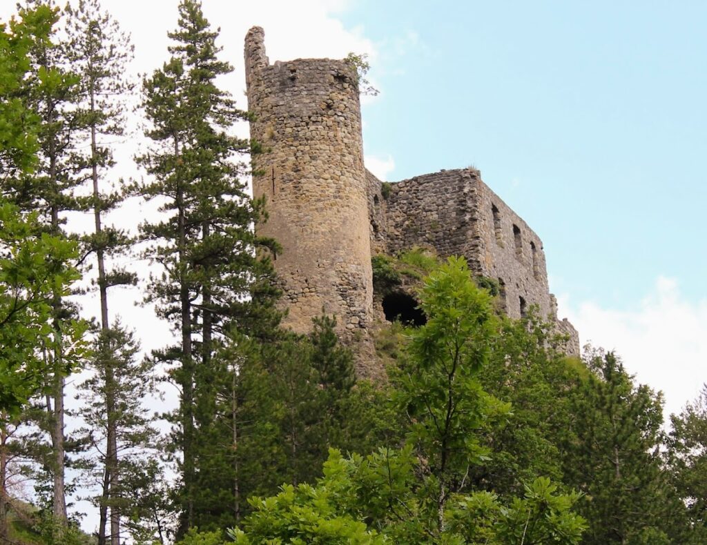 Castle of Guillaumes: A Strategic Fortress in France 2 Castle of Guillaumes
