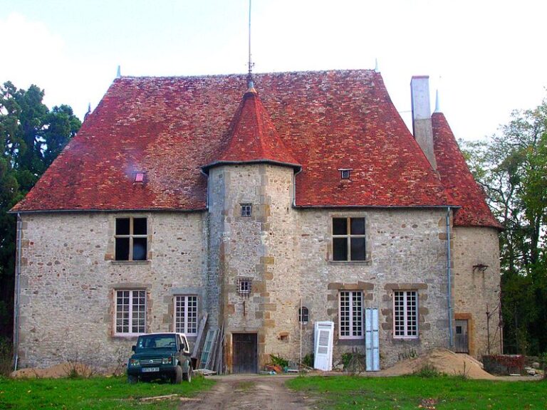 Château des Écossais: A Fortified Château in Bresnay, France
