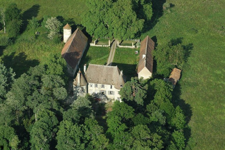 Château des Écossais: A Fortified Château in Bresnay, France