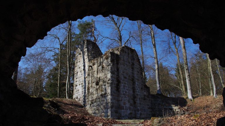 Burgruine Heilsberg: A Medieval Spur Castle in Germany