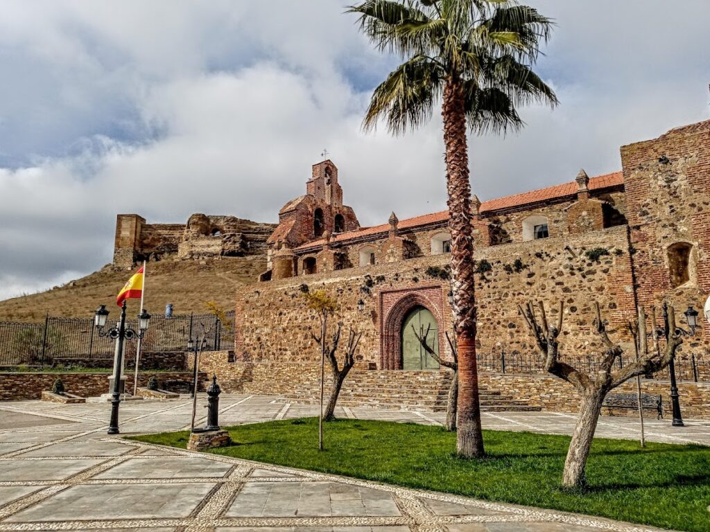 Castillo de Montemolín: An Almohad Frontier Fortress in Spain 2 Castillo de Montemolín