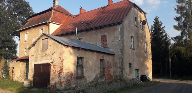 Castle in Płóczki Dolne: A Medieval Defensive Manor