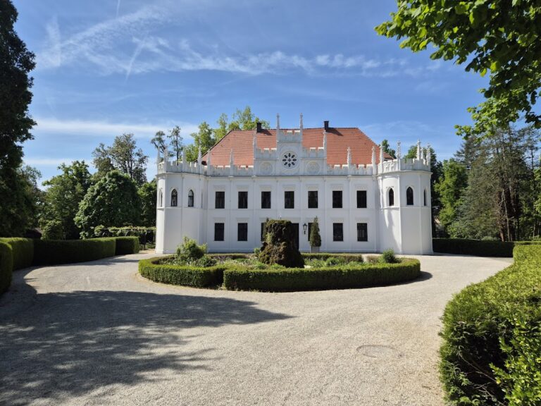Reichenschwand Castle: A Moated Castle and Palace in Bavaria