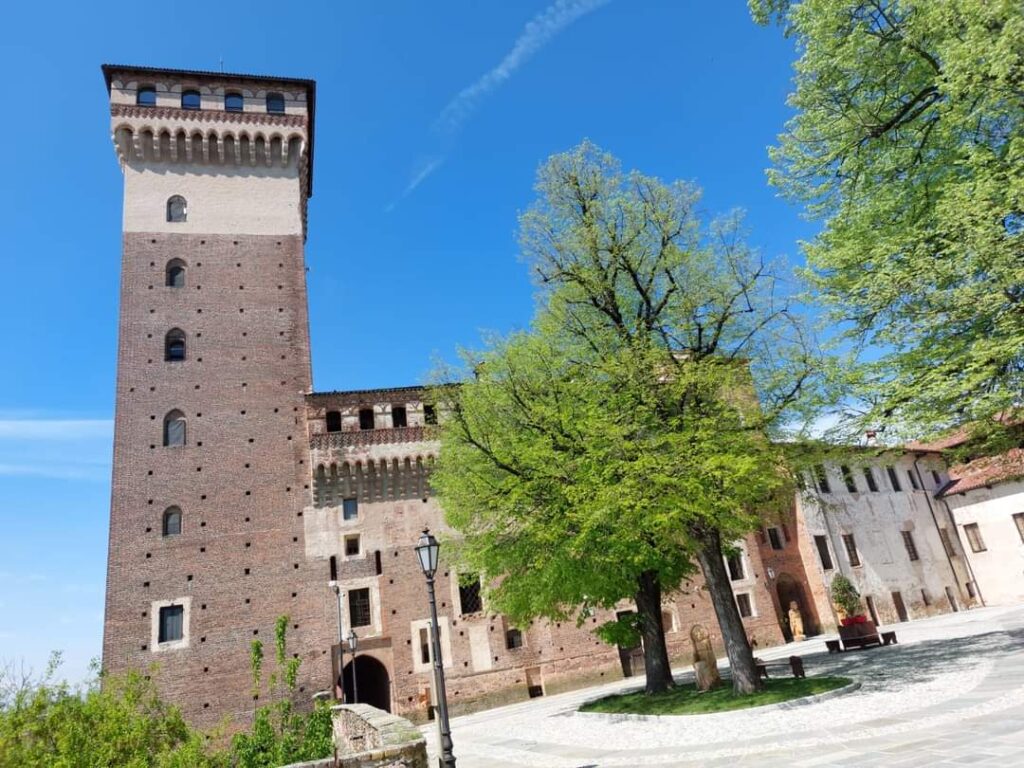 Castello di Rovasenda: A Medieval Fortified Castle in Italy 1 Castello di Rovasenda