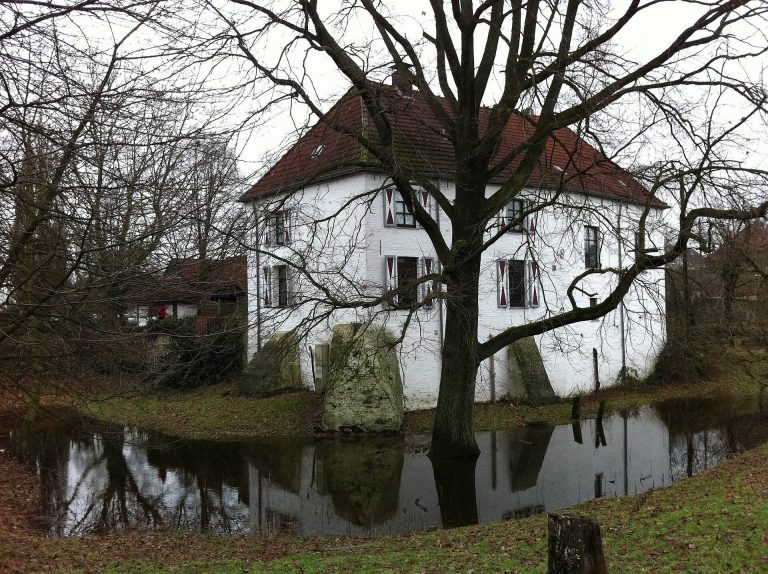 Haus Götterswick: A Baroque Moated Castle in Voerde, Germany