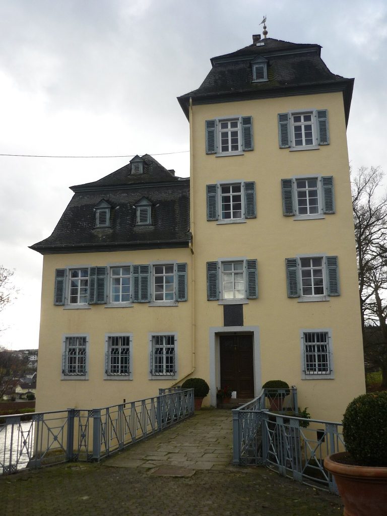 Hof Neuroth: A Moated Castle Complex in Germany