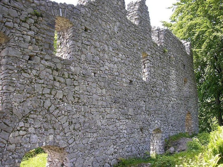 Werdenfels Castle: Medieval Administrative Seat in Germany
