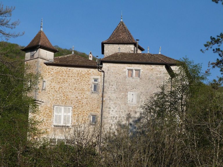 Château de Coiselet: A Fourteenth-Century Fortified House in France