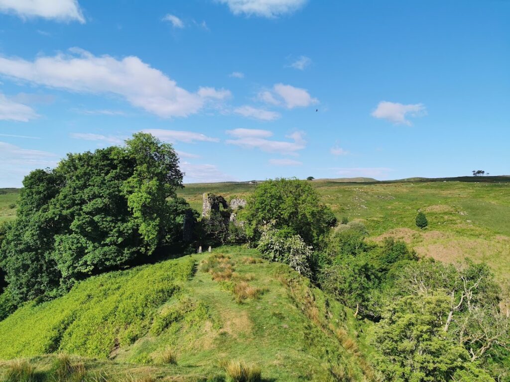 Glengarnock Castle: A Ruined Medieval Fortification in Scotland 2 Glengarnock Castle