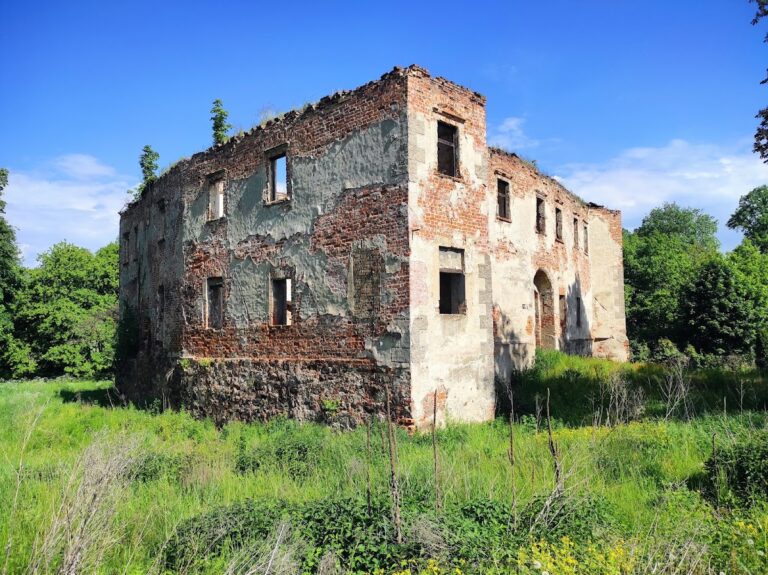 Janowiec Castle: A Renaissance Noble Residence in Poland