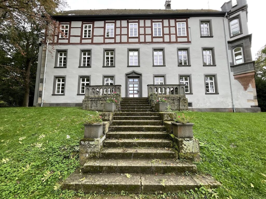 Busecker Schloss: A Neo-Gothic Castle and Municipal Seat in Germany 1 Busecker Schloss