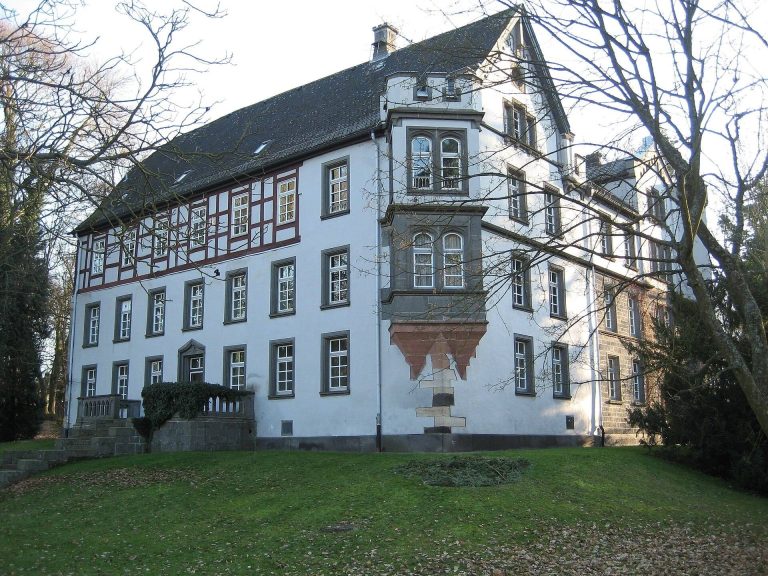 Busecker Schloss: A Neo-Gothic Castle and Municipal Seat in Germany