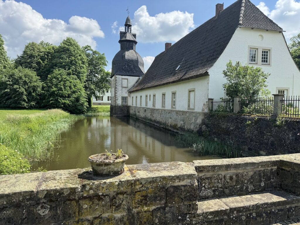 Schloss Bruche: A Moated Noble Residence in Melle, Germany 1 Schloss Bruche