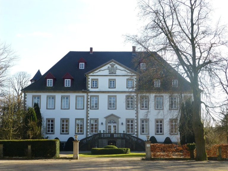 Schloss Bruche: A Moated Noble Residence in Melle, Germany