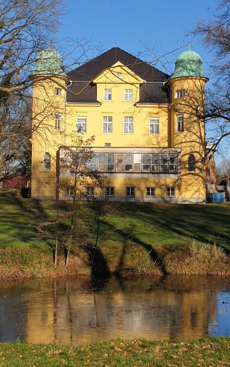 Neues Schloss Oberrengersdorf: A Neobaroque Manor House in Germany