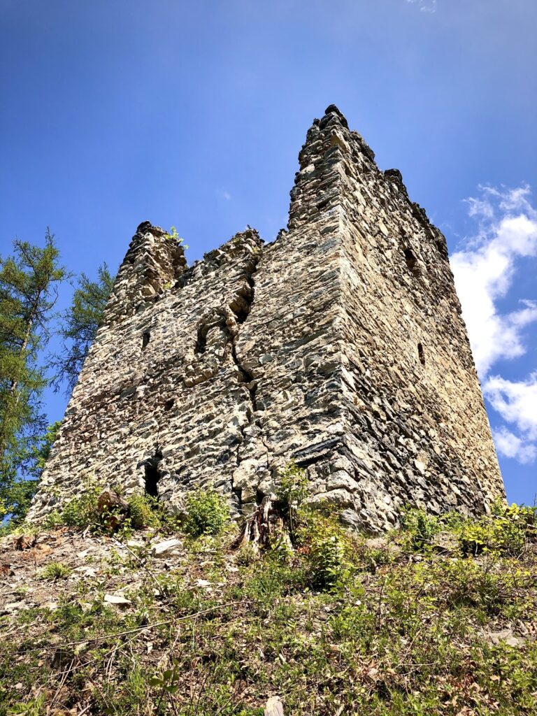 Klingenhorn Castle: A Medieval Hill Castle in Switzerland 2 Klingenhorn Castle