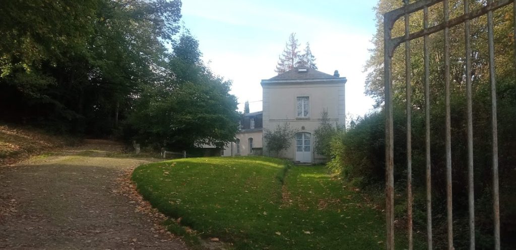 Château de Touteville: A Historic Estate in Asnières-sur-Oise, France 2 Château de Touteville