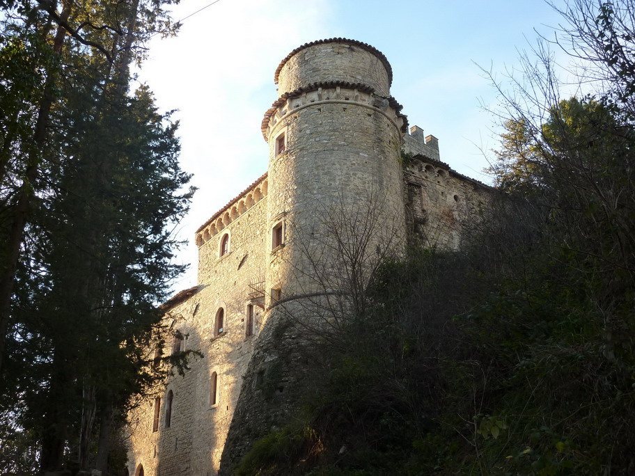 Carbonana Castle: A Medieval Fortress in Italy 1 Carbonana Castle