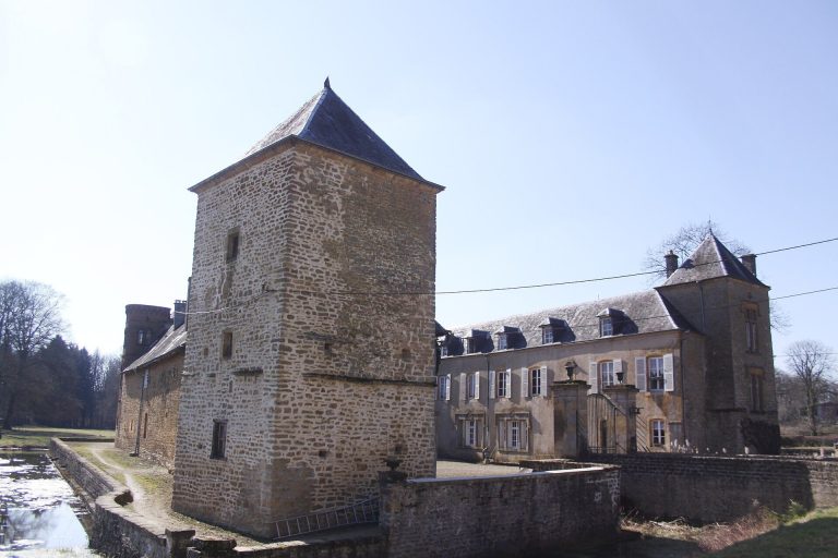 Château de Lamecourt: A Fortified Castle in France