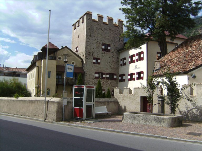 Latsch Castle: A Medieval Judicial and Residential Castle in Italy