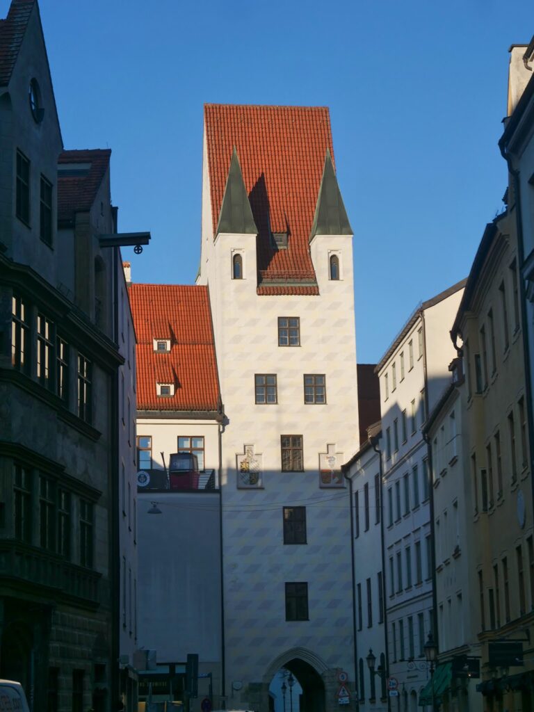 Alter Hof: A Medieval Wittelsbach Ducal and Imperial Residence in Munich 2 Alter Hof